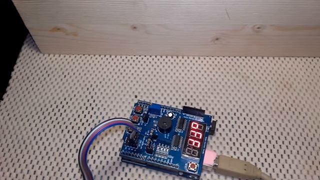 Ультразвуковой дальномер HC-SR04 и Ардуино смотреть онлайн