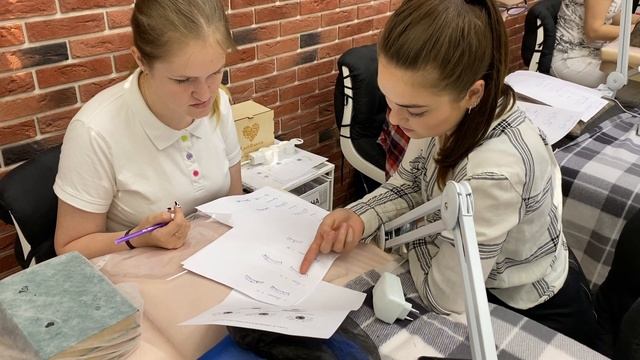 Фрагмент с Базового курса по наращиванию ресниц