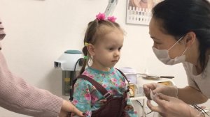 Vlog: ПРОКАЛЫВАНИЕ УШЕЙ Полина Плакала или нет / Сережки / Ear piercing.Ear piercing children