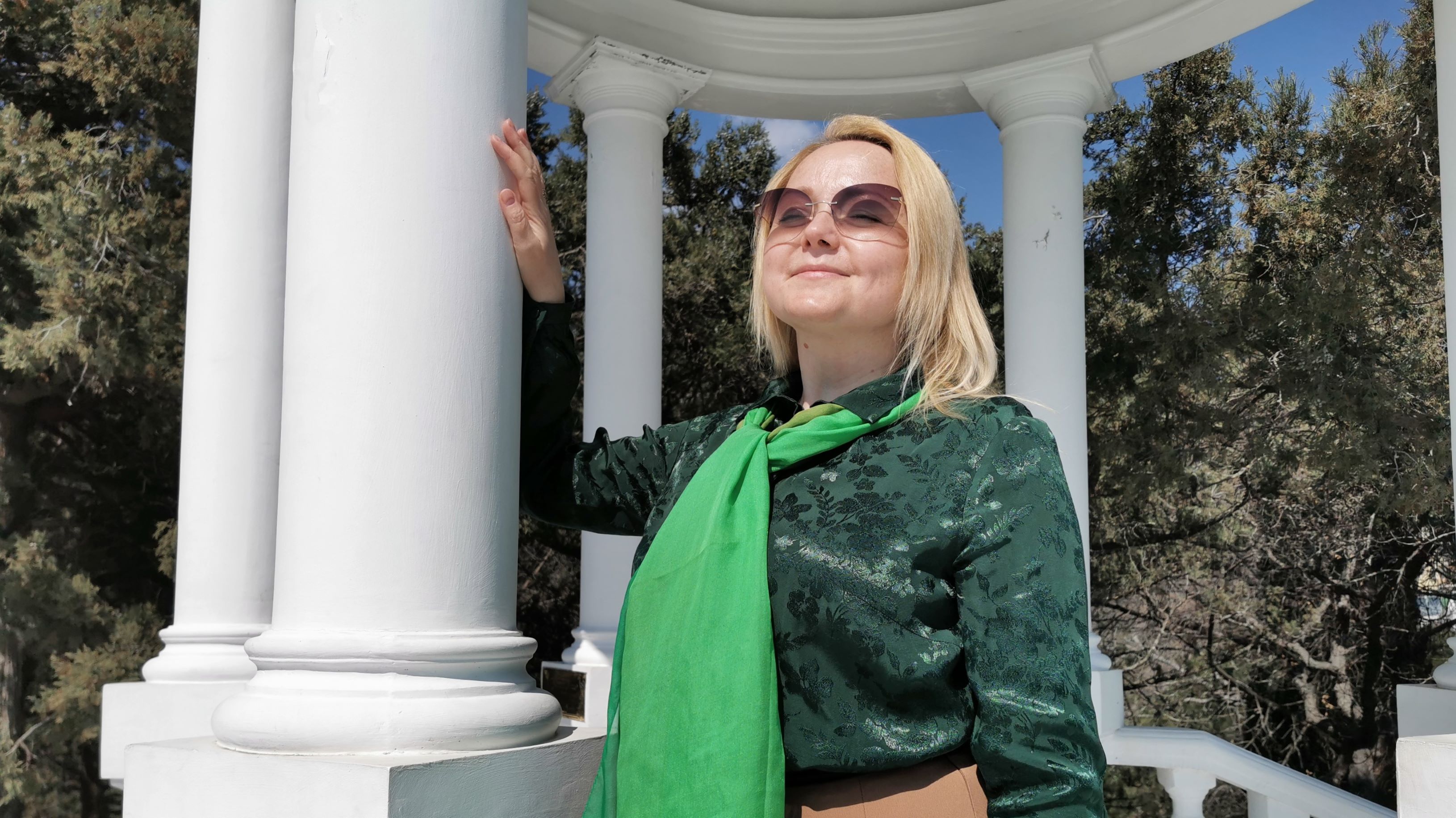 Морской простор и заснеженные вершины гор Крыма. Беседка «Вдохновение» в Никитском ботаническом саду смотреть онлайн