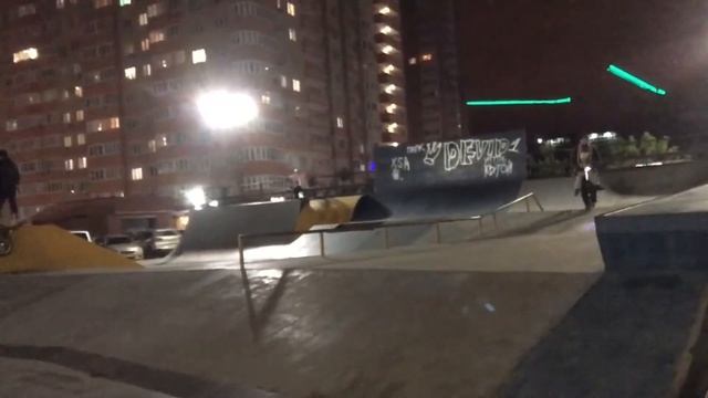 На самокате с ребёнком в эргорюкзаке кенгуру слинге хипсите смотреть онлайн