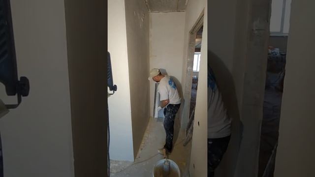 шпаклюем стены гипсовой шпаклевкой,механизированным шпателем
