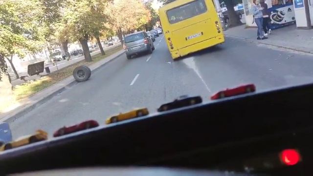 В Черкасской маршрутки известного горе перевозчика "Чарз Авто" вновь отвалились колеса смотреть онлайн