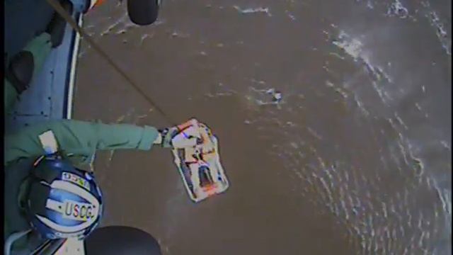 Coast Guard rescues 2 people, 1 cat from sinking houseboat in North Carolina смотреть онлайн