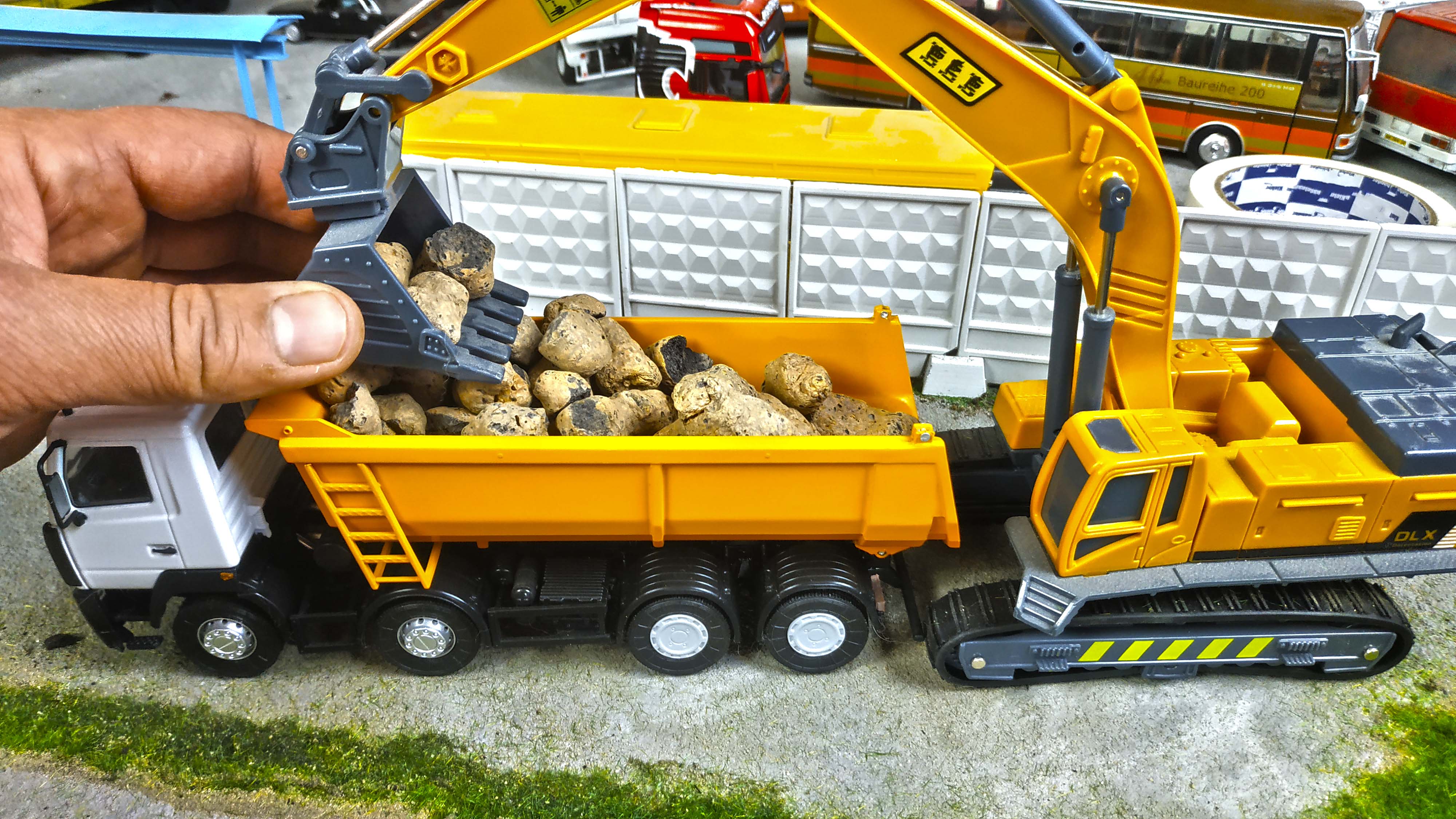 Работают ЭКСКАВАТОР И САМОСВАЛ! Завал на дороге. Застрял трактор. Про машинки. смотреть онлайн