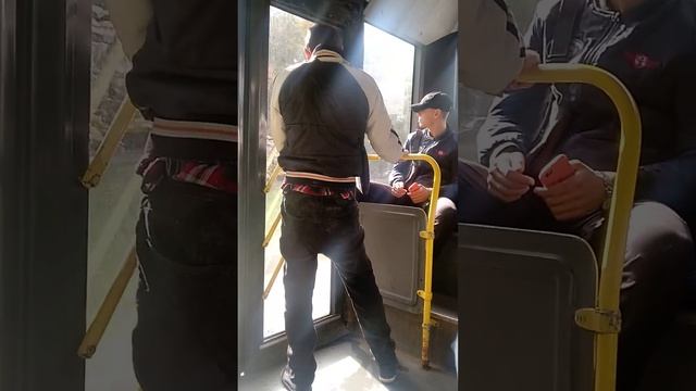бухой мужик в троллейбусе ссыт смотреть онлайн