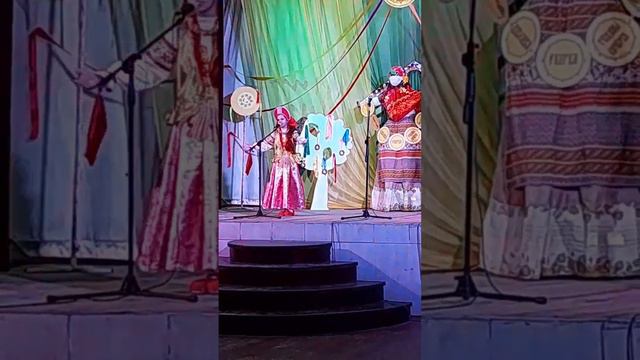 песня ,,Как по улице красавица гуляла , запевала песни, эх запевала! смотреть онлайн