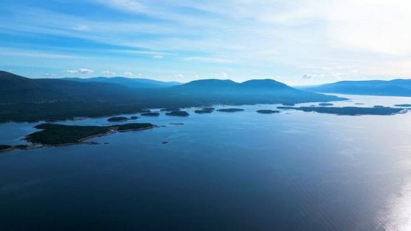 А в Белом море корабли