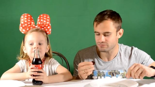 Challenge. Обычная еда против мармелада. Едим червей. Малышка Вероничка ест червей. Едим гадости. смотреть онлайн