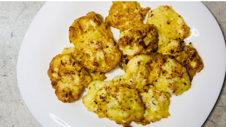 Одна куриная грудка, одно яйцо и немного кабачка - получаются сочные рубленные куриные котлеты