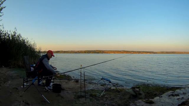 Рыбалка на фидер перешла в охоту на пернатых! смотреть онлайн