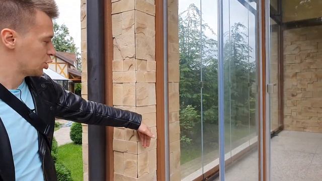 Решение вопроса примыкания остекления к неровным поверхностям на примере колонны облицованной камне смотреть онлайн