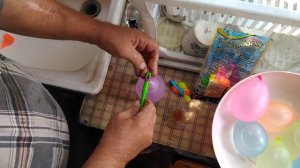 Завязать водяные бомбочки