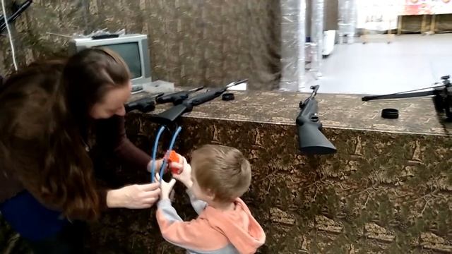 Илюшка попал в ЦЕЛЬ 18. Семейный стрелковый клуб. Детский канал Илюшка Junior смотреть онлайн