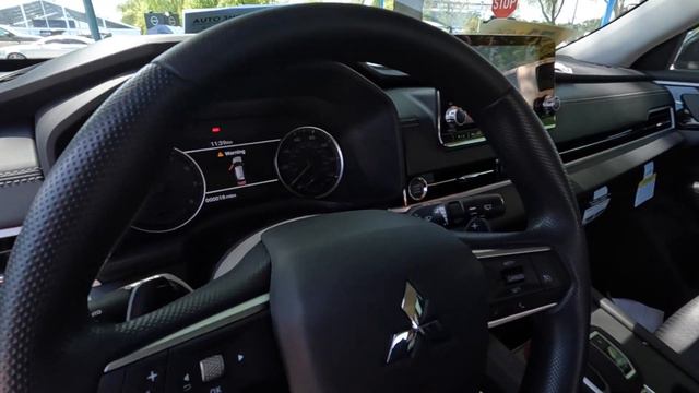 2022 Mitsubishi Outlander - A Value 3 Row SUV смотреть онлайн