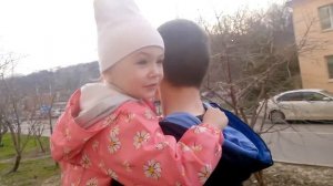 Мия каталась на самокате упала и разбила коленку