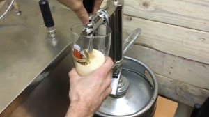 Розлив из КЕГ с помощью ручного помпового устройства