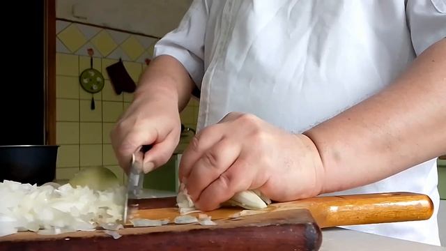 Готовим котлеты из Советской кухни.Они того стоят чтобы их приготовили. смотреть онлайн