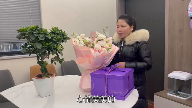 英子又老一岁了，一大早就收到了礼物，英子生日就是妈苦难日 смотреть онлайн