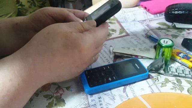 Показываю кнопочные телефоны?  с которых можно сидеть на сайте знакомств ?? зачем столько телефонов