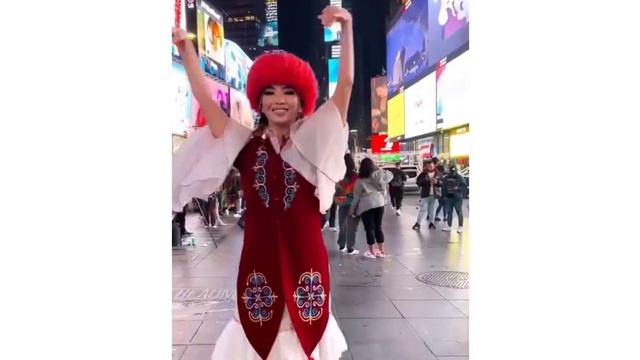 Кыргыз кызы Нью Йоркто кыргыз бийин бийлеп элди суктандырды 😍👍 | Сөзсүз көрүңүз смотреть онлайн
