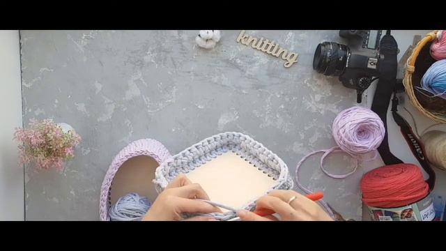 Корзинка из трикотажной пряжи. Узор галочка крючком . Интерьерная корзинка с деревянным дном. смотреть онлайн