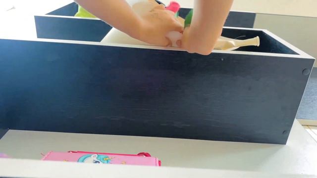 Милана с сестричкой играет в яркие цвета смотреть онлайн