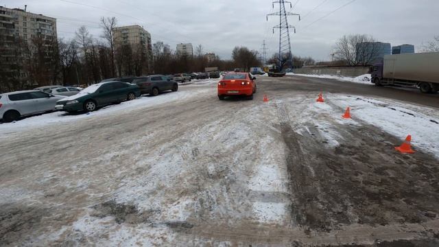 Параллельная парковка. Ученик за рулем, готовимся к экзаменам в ГИБДД. Учимся заезжать по конусам. смотреть онлайн