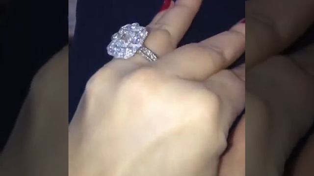 Центральный бриллиант 1.01к - общий вес камней 4 карата смотреть онлайн