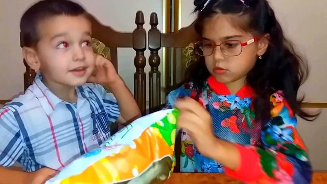 Открываем кукурузные палочки)**СЮРПРИЗЫ ИЗ ЯИЦ!ВКУСНЫЕ ЯЗЫЧКИ?????? смотреть онлайн