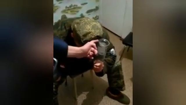 Хотел разбить бутылку, а получил две шишки на голове!!! смотреть онлайн