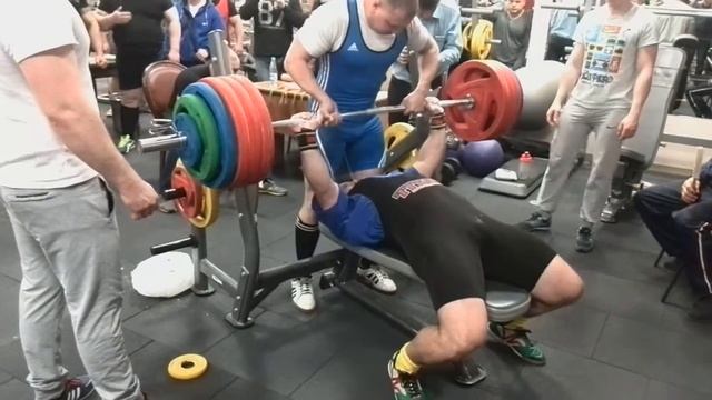 Александр Курак. Жим лёжа. 235 кг без экипировки на первенстве Минска UPC. смотреть онлайн