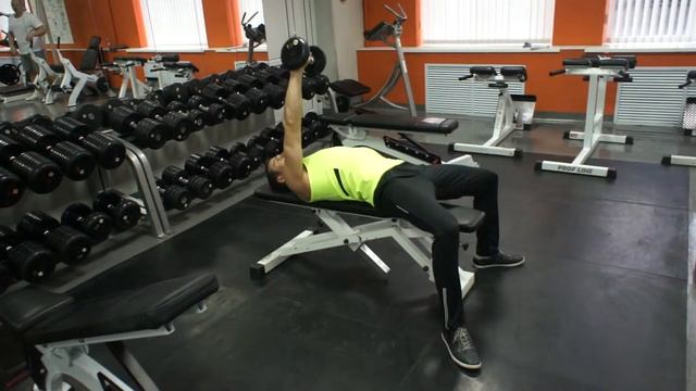 Разгибание руки с гантелью лежа от плеча смотреть онлайн