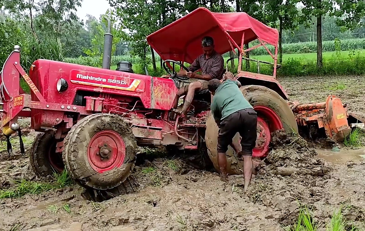Опытные пакистанцы показывают, как достать трактор из болота. Засадили трактор в болоте. смотреть онлайн