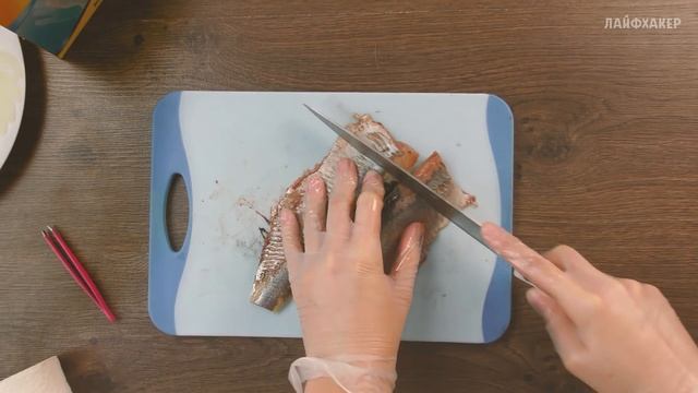 2 СПОСОБА БЫСТРО РАЗДЕЛАТЬ СЕЛЕДКУ смотреть онлайн