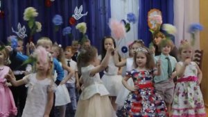 Танец с цветами в детском саду (Как весело качается цветок) / Kindergarten Dance in Russia