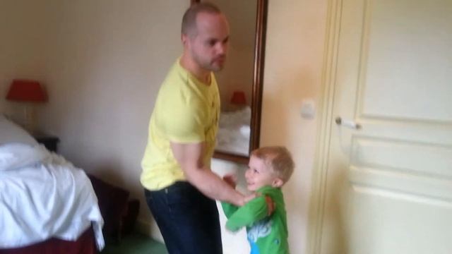 Инструкция "как посадить ребенка на шею" смотреть онлайн