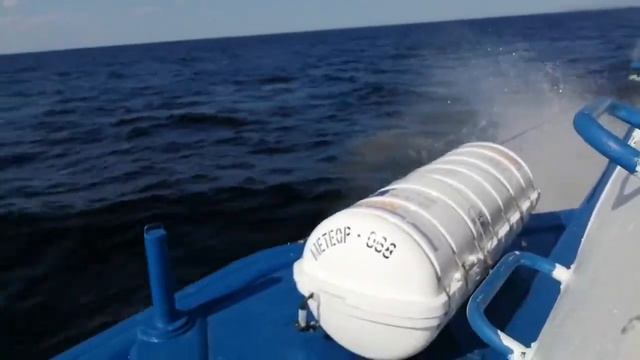 Метеор 068 изредка проваливается в волну. Онежское озеро. смотреть онлайн