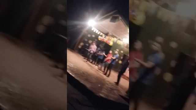 Один из вожатых поёт песню,очень классный голос смотреть онлайн