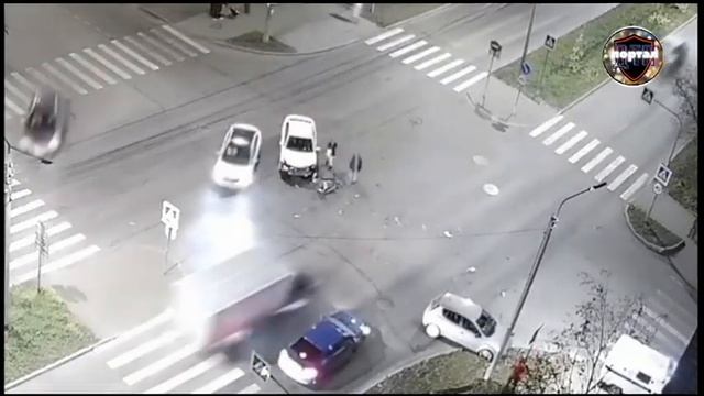 Полицейская машина прописала двоим: момент ДТП в Вологде смотреть онлайн