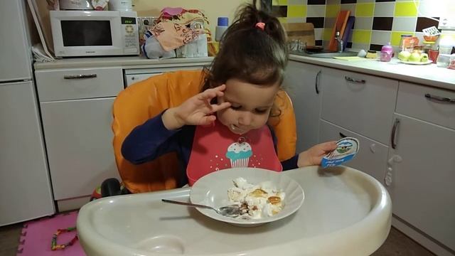 Стеллочка кушает сырники со сметаной. Киев 12.04.2020 смотреть онлайн