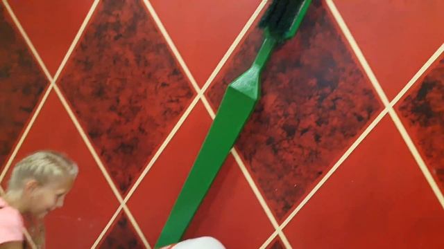 Гуляем по Арбату Дом Великана Giant's House   Дом вверх дном House Upside Down  побег из тюрмы