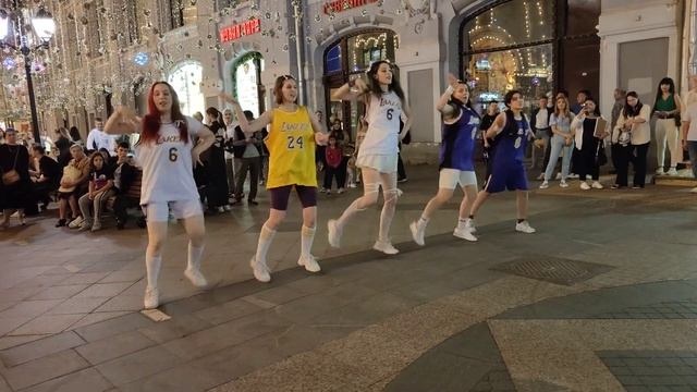 Под NewJeans (뉴진스) 'Hype Boy' - станцевали русские девушки на Никольской улице модный K-pop #Moscow смотреть онлайн
