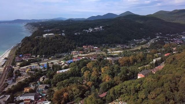 поселок Шепси в курортном сентябре в окружении поросших лесом Кавказских гор у пляжей Черного моря смотреть онлайн