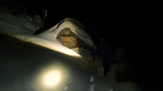 Bivacco (baita) in Val Grande sotto 2 metri di neve e visita ad amici di baita. смотреть онлайн