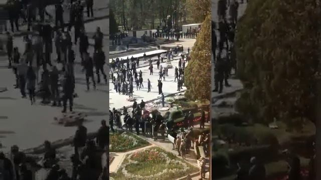 Владикавказ. Народный сход бессмертных. На видео видно , что идиотов меньше чем полиции.. смотреть онлайн