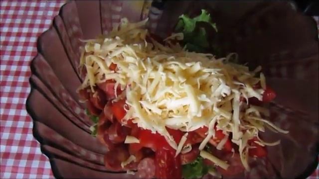 Салат с сыром и охотничьими колбасками