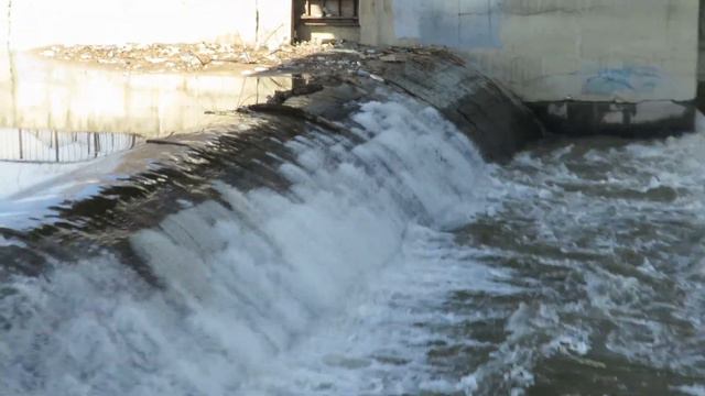 Кемерово. Вода на Искитимке прёт через шондор, под университетским мостом. смотреть онлайн