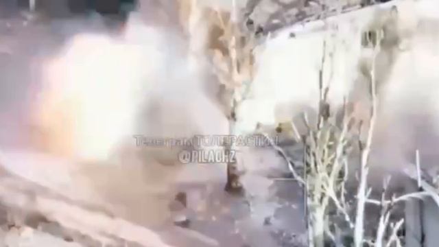 Наши парни закидывают противотанковые мины в логово врага. смотреть онлайн