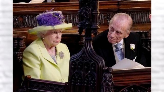 Почему Елизавета II убрала подальше фото с Меган Маркл